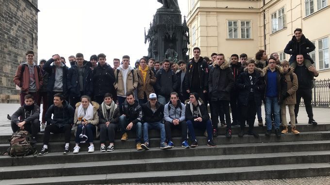 Les élèves du lycée sont arrivés à Prague.